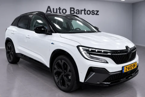 Renault Austral 1.2 E-Tech full hybrid 200 techno esprit Alpine 2024 in showroom setting