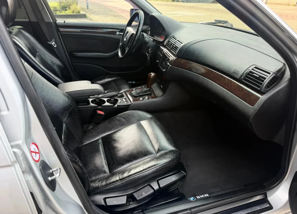 Dashboard van Renault Austral 1.2 E-Tech full hybrid 200 techno esprit Alpine 2024 genomen vanaf passagiers kant