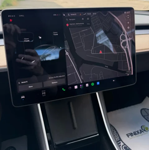 Tesla Model 3 2020 centraal infotainment display met navigatie en voertuigbesturingsfuncties
