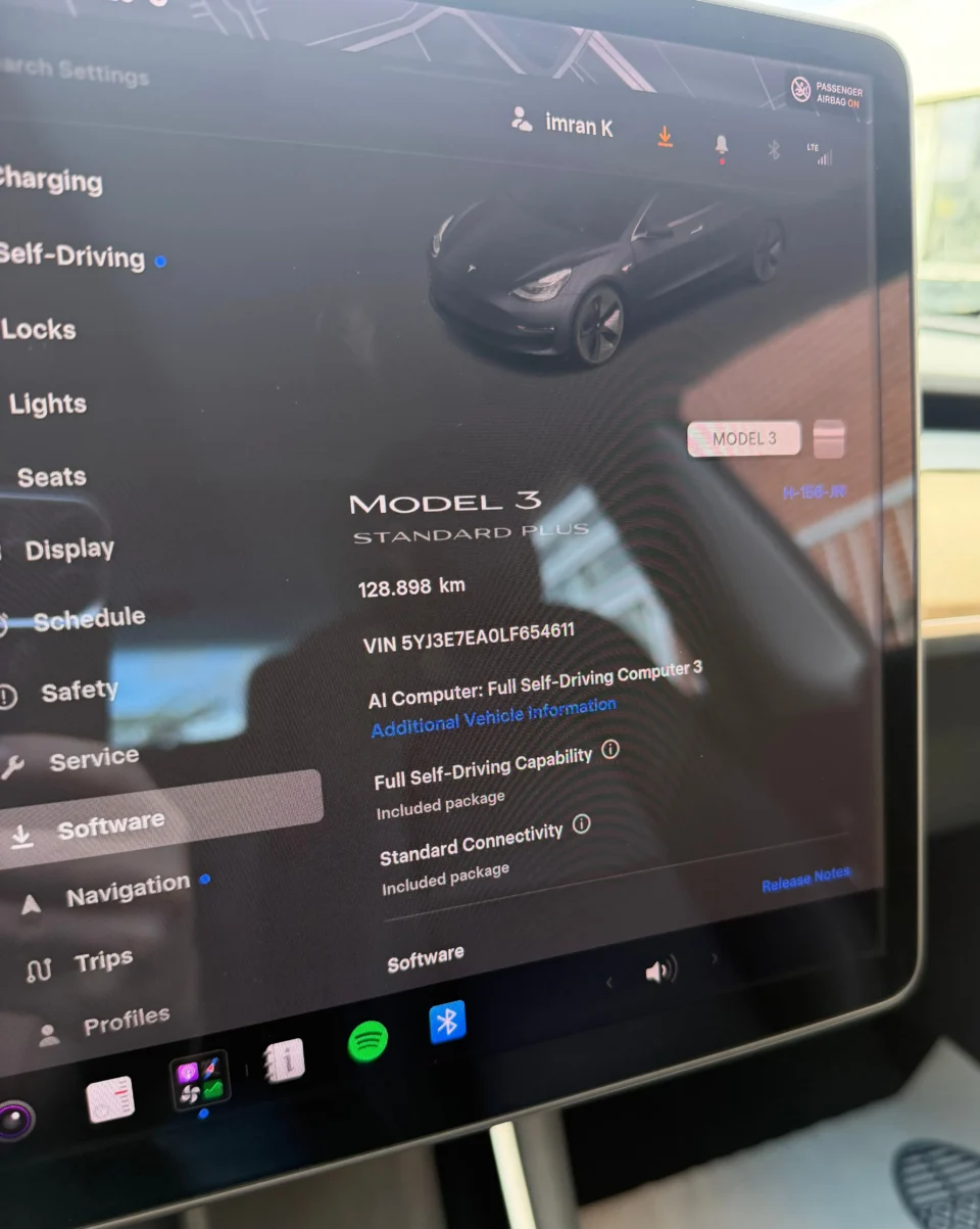 Tesla Model 3 2020 instrumentenpaneel met groot informatiedisplay, VIN-nummer en kilometerstand zichtbaar