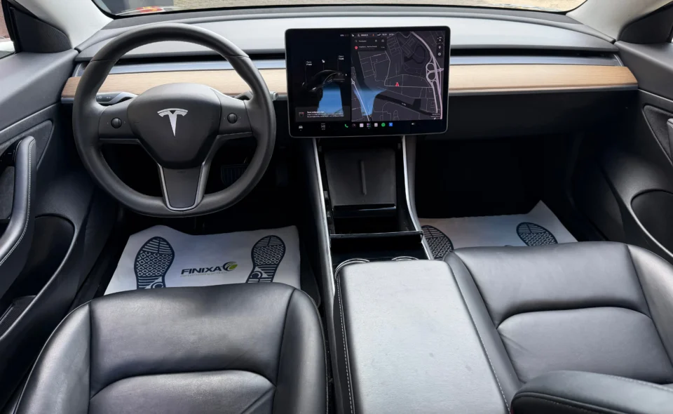 Tesla Model 3 2020 volledig instrumentenpaneel met alle besturingselementen en schermen zichtbaar