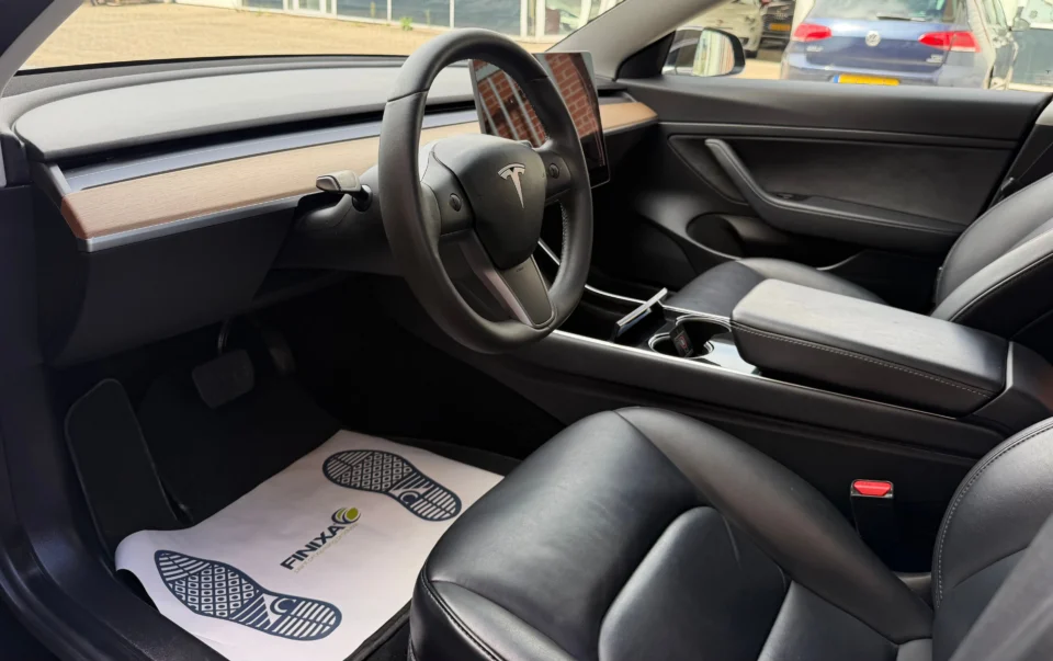 Tesla Model 3 2020 instrumentenpaneel gefotografeerd door het raam aan de bestuurders kant