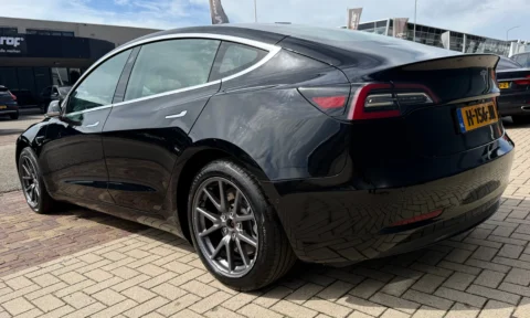 Tesla Model 3 Standard RWD Plus 2020, aanzicht van links achterkant