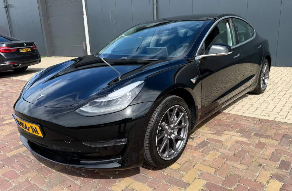 Tesla Model 3 Standard RWD Plus 2020, aanzicht van links voorkant