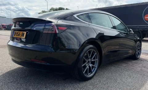 Tesla Model 3 Standard RWD Plus 2020, aanzicht van rechts achterkant