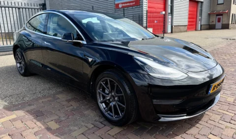 Tesla Model 3 Standard RWD Plus 2020, aanzicht van rechts voorkant