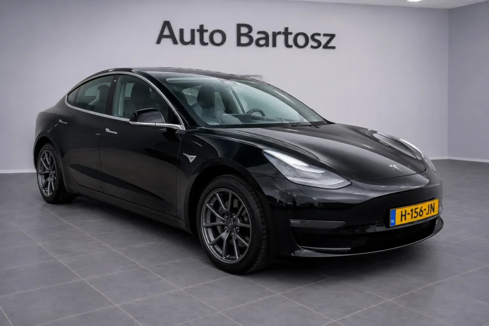 Tesla Model 3 Standard RWD Plus 2020 in showroom, volledig voertuig zichtbaar