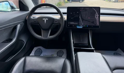 Tesla Model 3 2020 stuurwiel met bedieningsknoppen en instrumentenpaneel achter het stuur